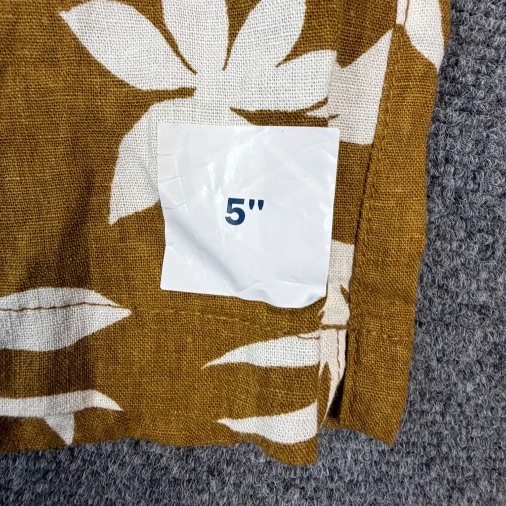 Old Navy Everyday Short Womens 2 Mustard Yellow White Tropical Leaf Print 5 Inch